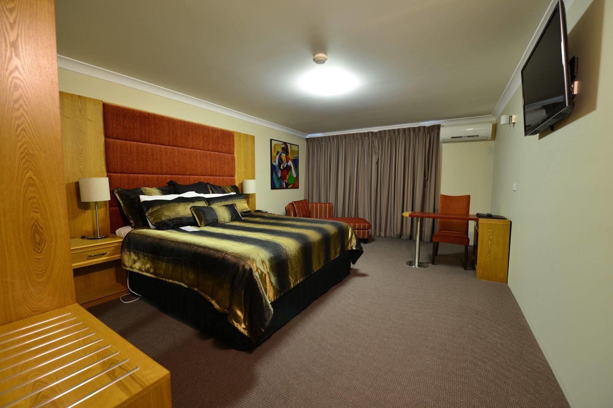 Winning Post Motor Inn Маджи Екстериор снимка